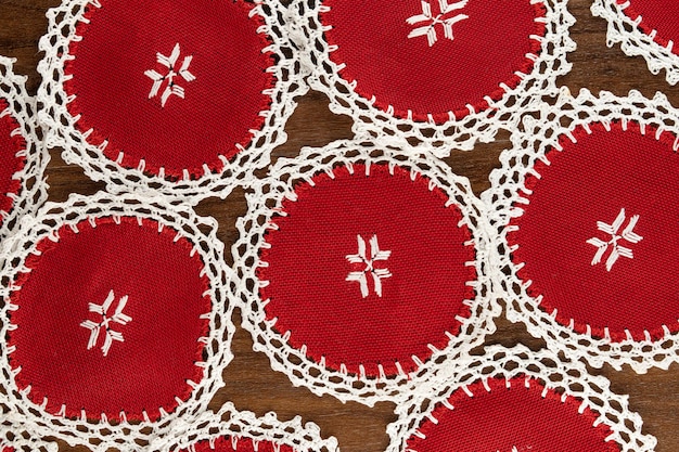 haftowana serweta na lnianym tle